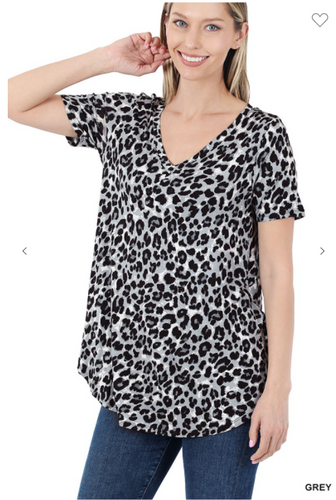 112 LEOPARD PRINT SHORT SLEEVE V-NECK ROUND HEM TOP RPT-8104AB GRAY