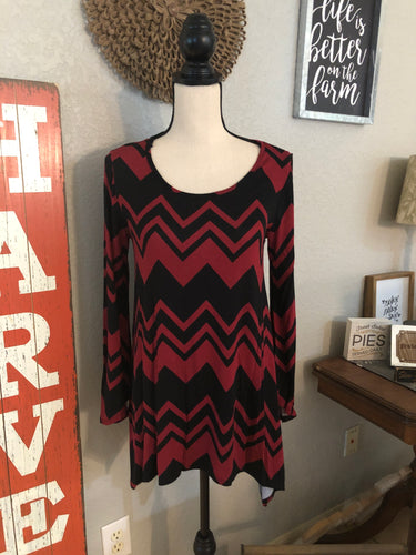 Top shark bite hem rayon spandex burgundy/ black chevron