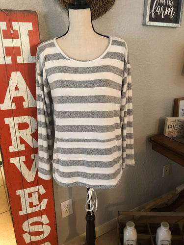 Top sweater feel gray/white kangaroo pocket with bottom tie