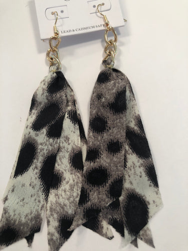 Snow cheetah earrings 103