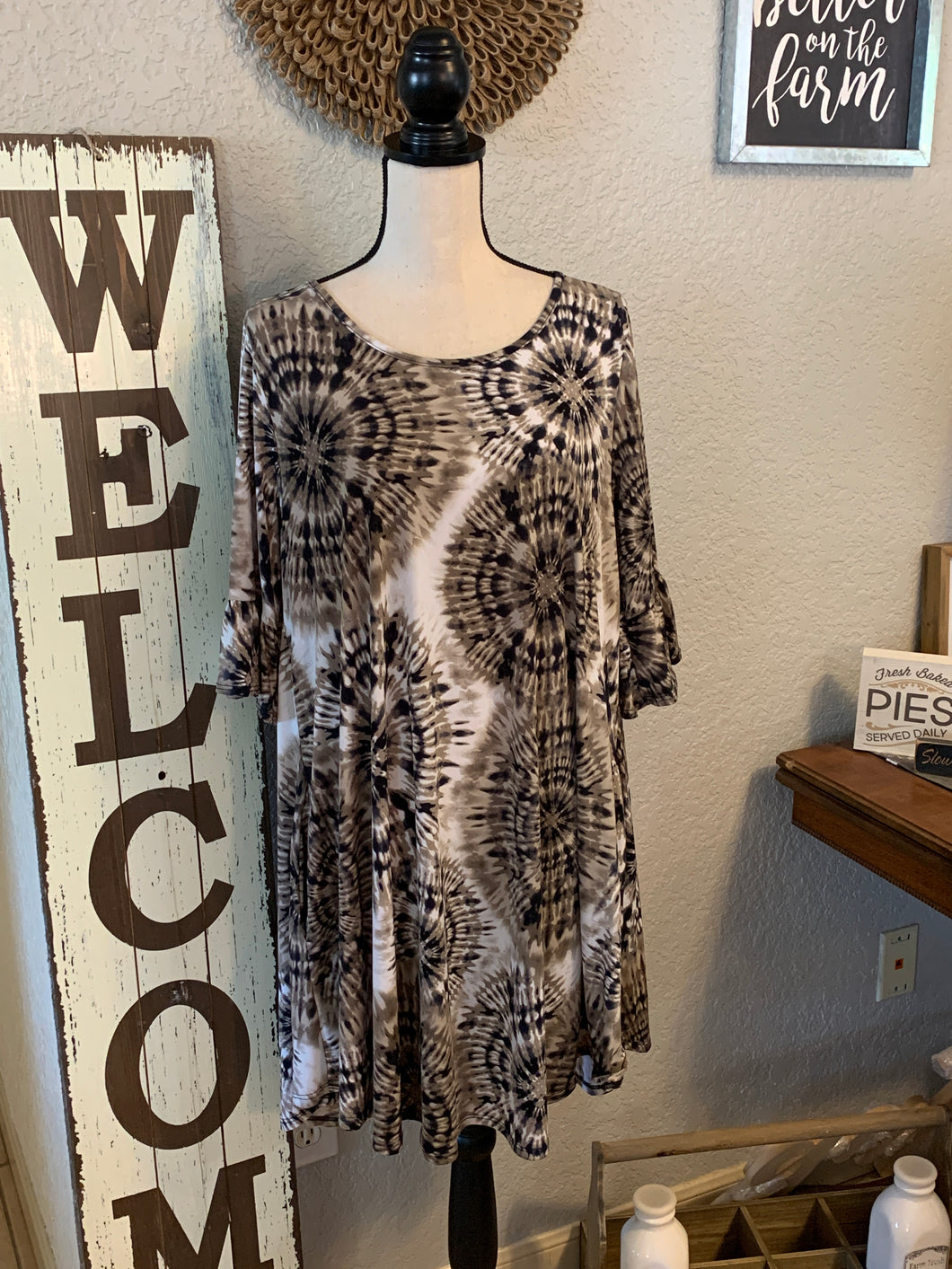 Taupe/black dress w/ pockets