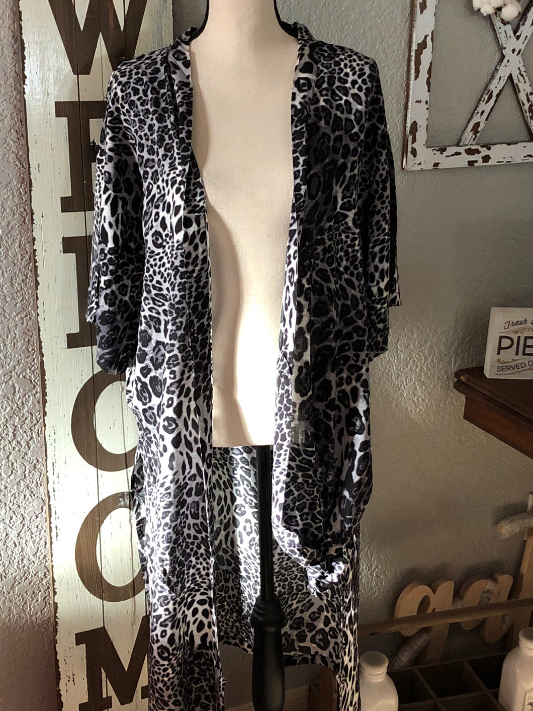 Snow cheetah kimono