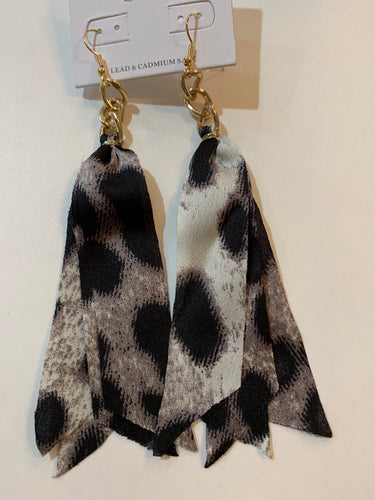 Snow cheetah earrings 101