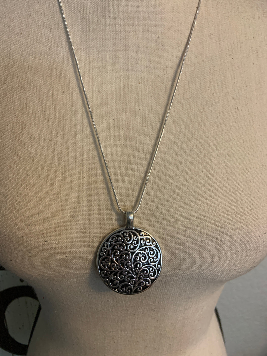 j02 Necklace braided cord large medallion