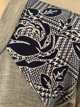 Load image into Gallery viewer, Top navy plaid