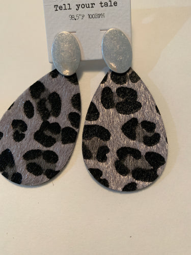 Earrings post back snow cheetah