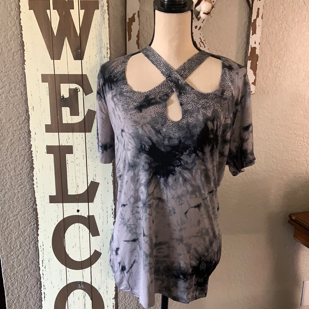 314 TIE DYE CRISS CROSS SHORT SLEEVE TOP WITH STONES IM1812SX GRAY/CHARCOAL