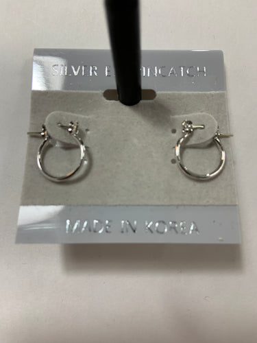 Small hoop earrings with latch