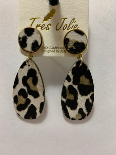 Animal print wood earrings 1