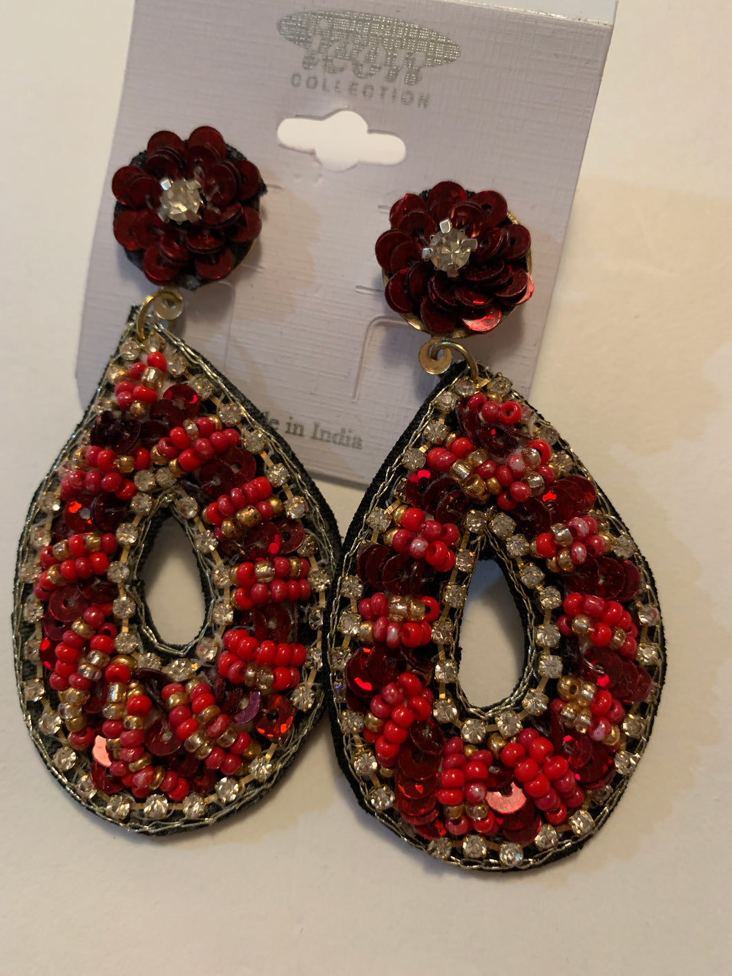 Earrings red beaded 568