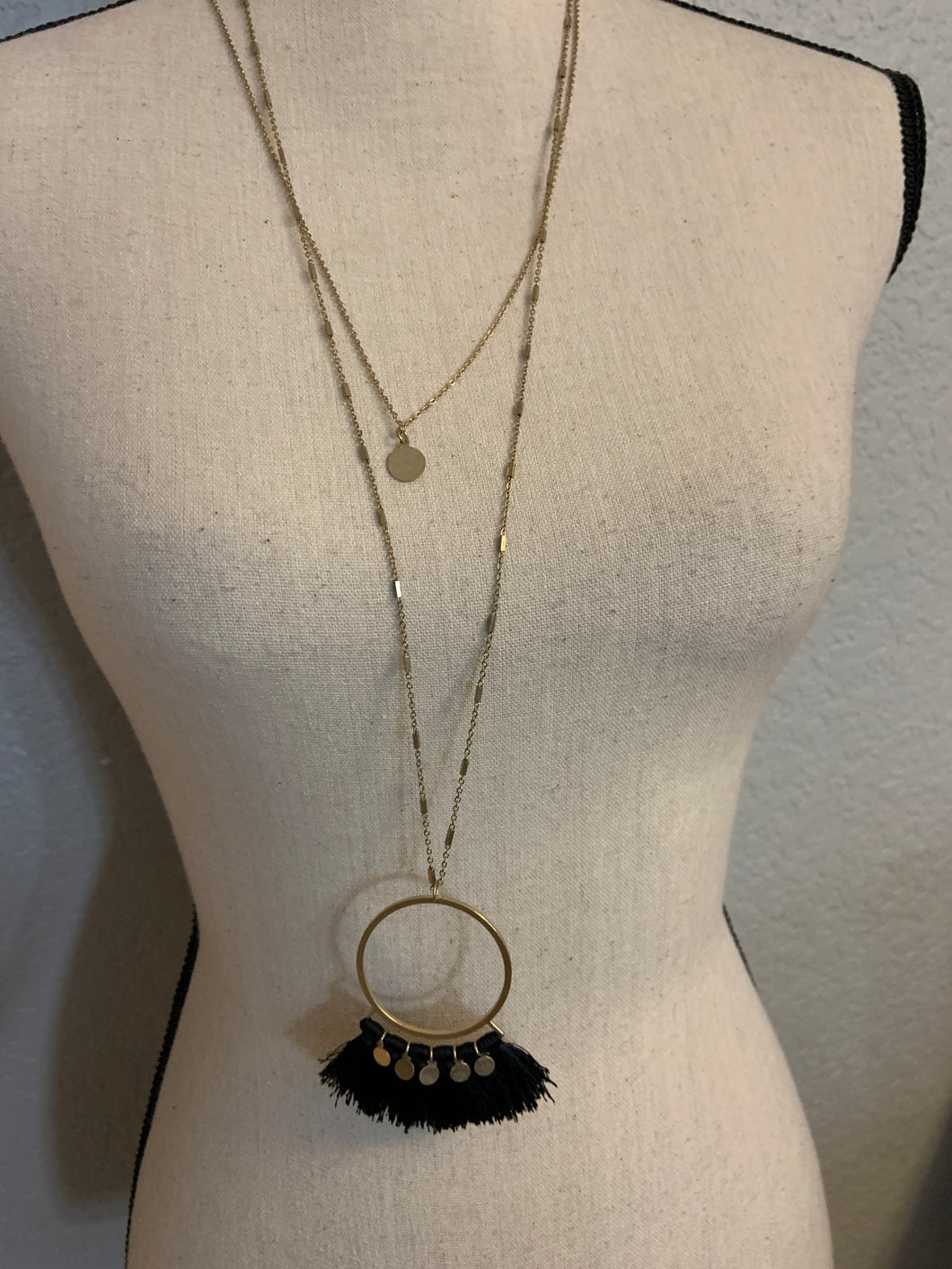 Tassel necklace with black and extra chain