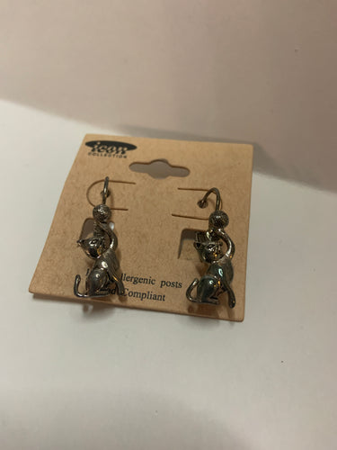 Cats with yarn ball earrings