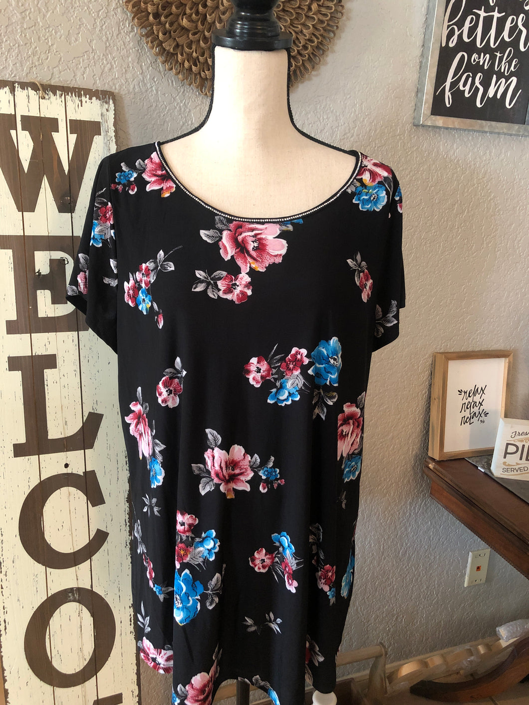 Top black background floral key hole in the back