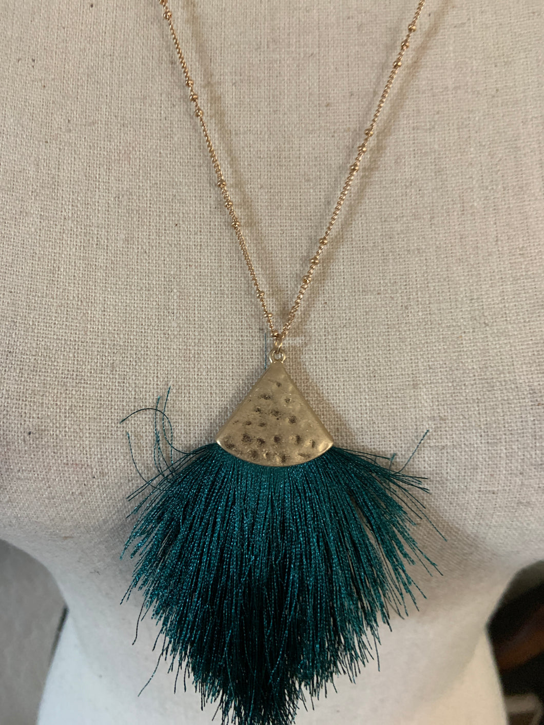 Emerald green threaded necklace