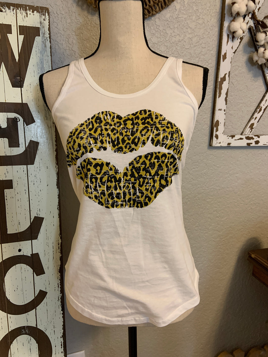 Razor back tank with cheetah lips