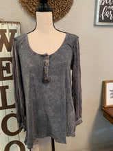 Load image into Gallery viewer, Top acid wash hi/lo charcoal gray