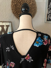 Load image into Gallery viewer, Top black background floral key hole in the back