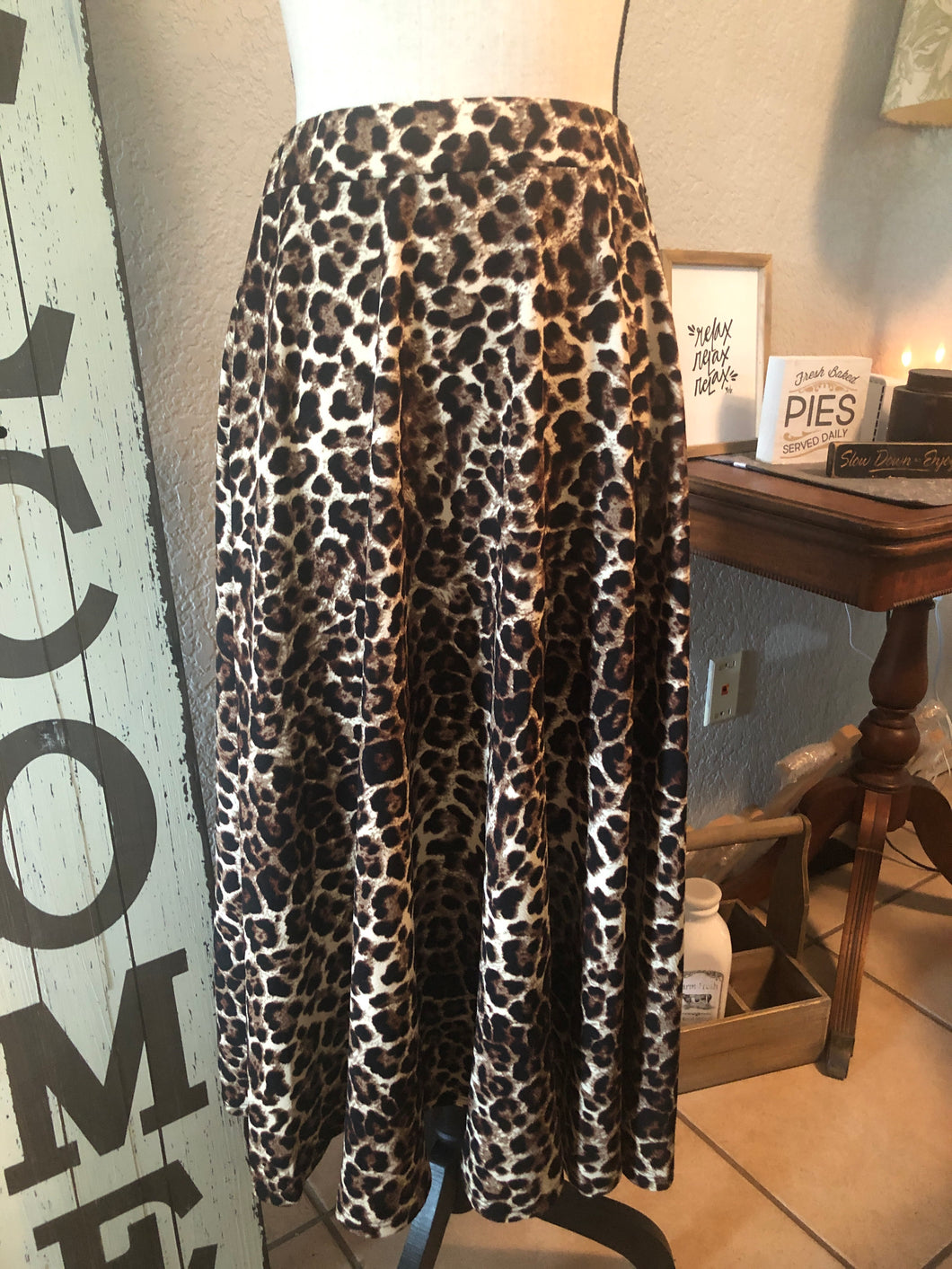 Skirt mid-calf animal print