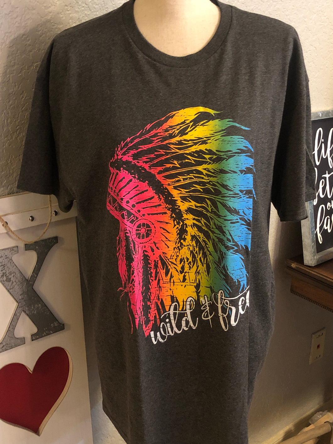 Graphic tee wild & free